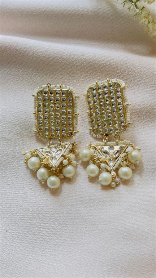 Kundan choker with earrings and tikkas - Image 2
