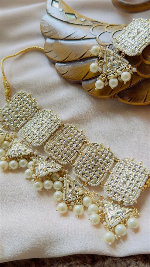 Kundan choker with earrings and tikkas - Image 3